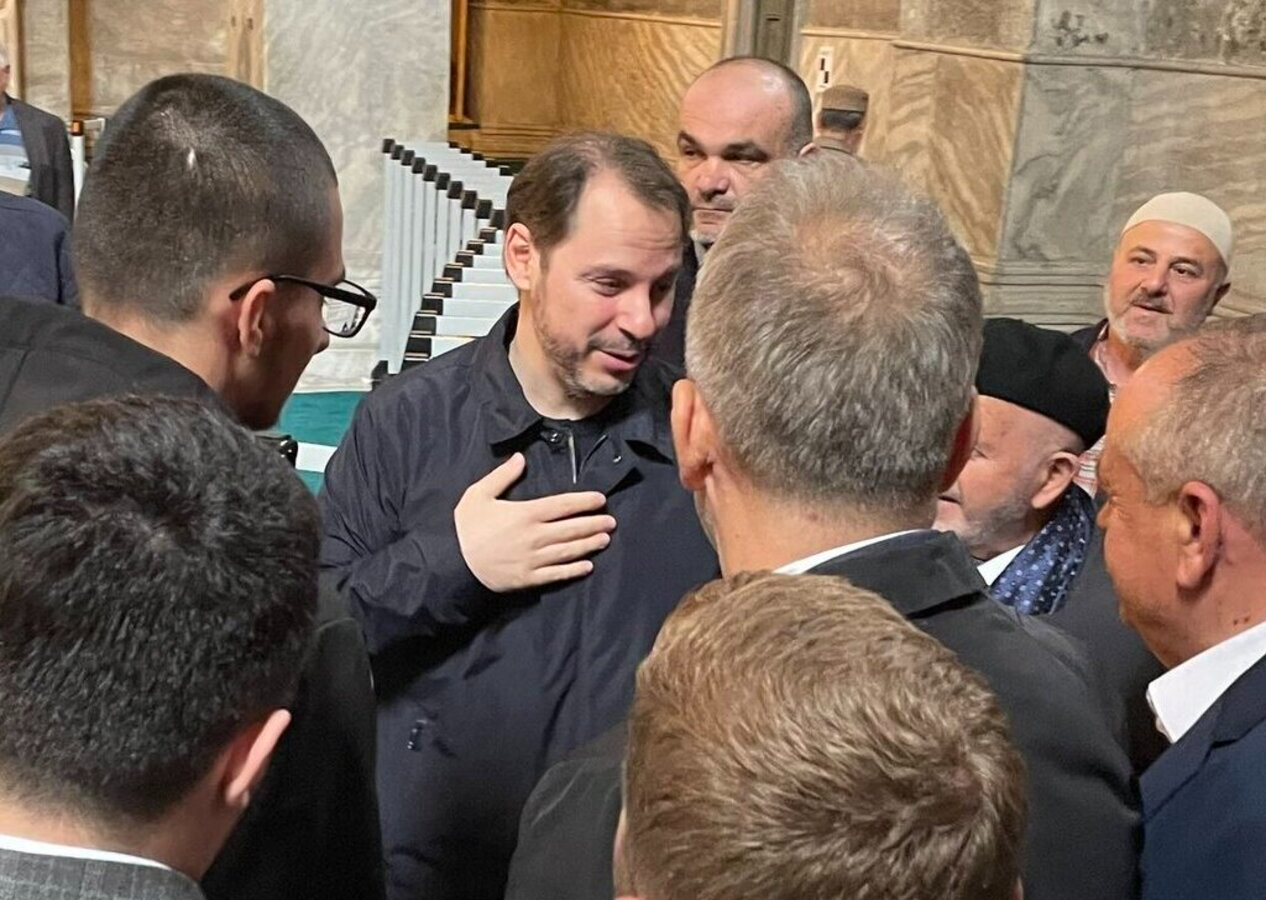 Uzun süredir hiç bir görüntü vermeyen Berat Albayrak'ın danışmanı Ayasofya'daki cuma namazından video paylaştı!
