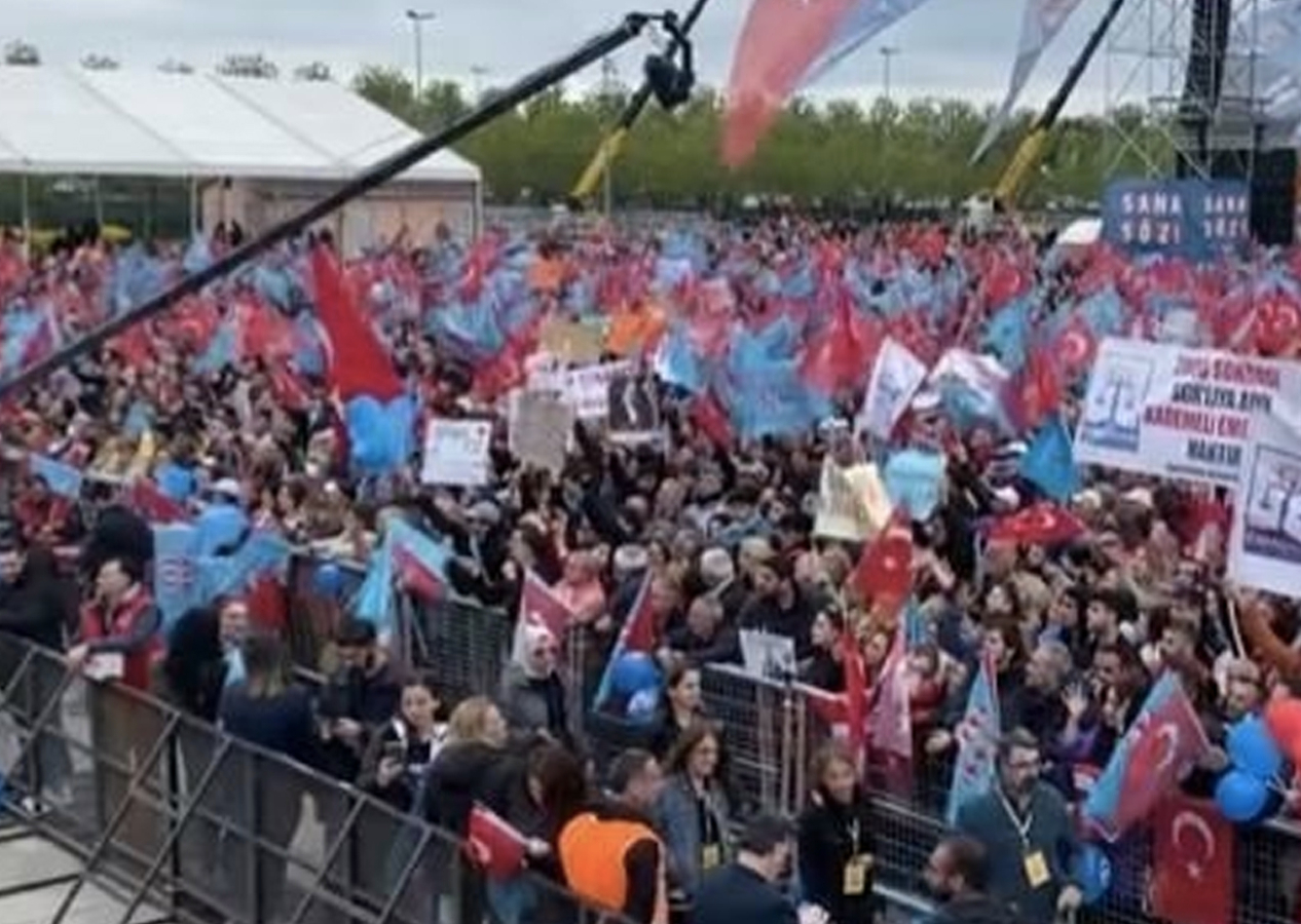 Çevre illerden otobüs kaldırdılar, miting alanını dolduramadılar!