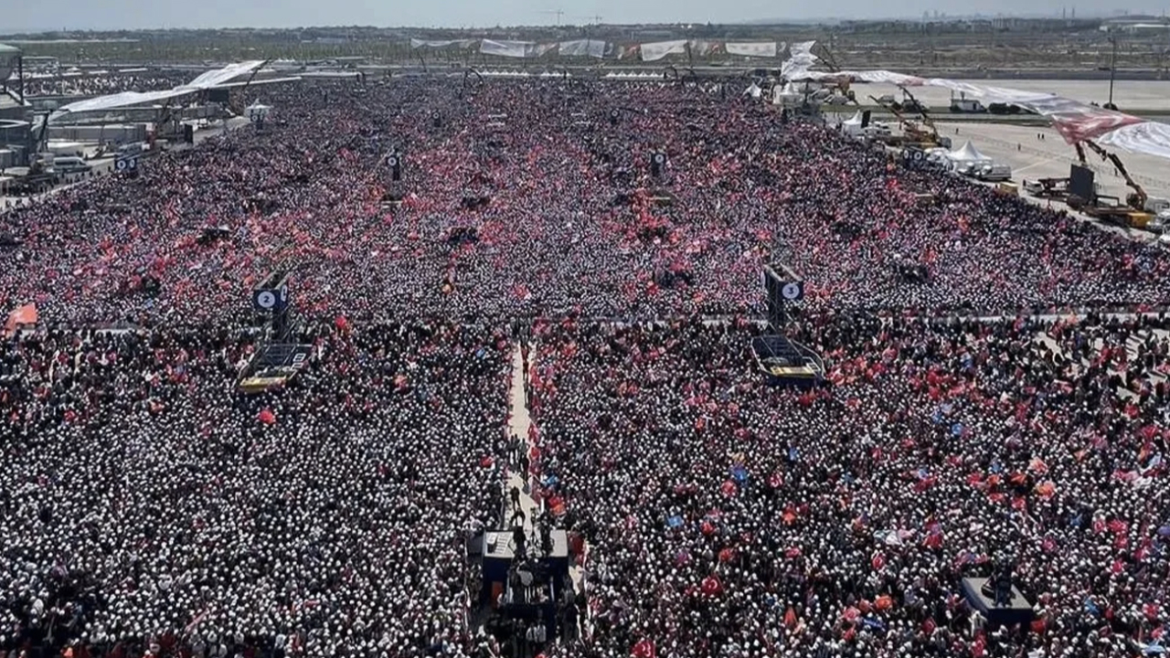 Yüzyılın Mitingi'ne 1 milyon 700 bin vatandaş katıldı: BBC ve CNN International spikerleri şaşkına uğradı