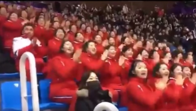 Sporcularına tezahürat yapan Kuzey Koreli kızlar...