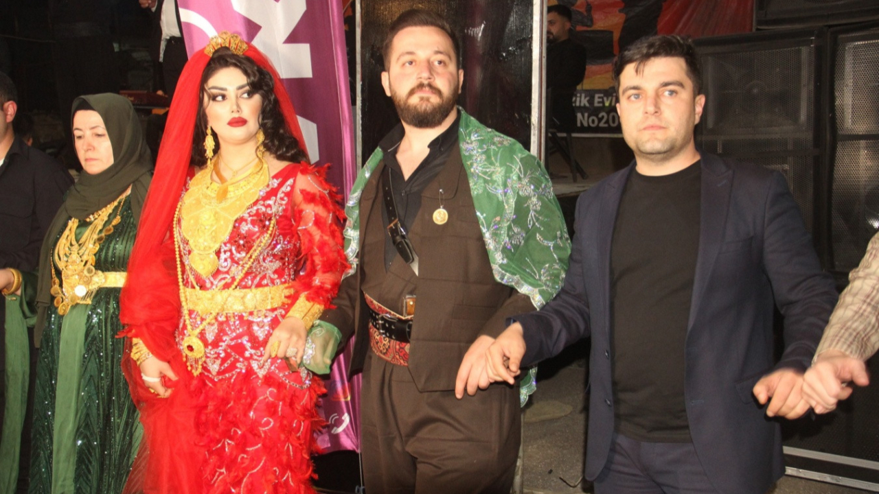 Görülmemiş düğün! Damada 5 milyon 300 bin lira, İranlı geline 15 kilo altın takıldı!