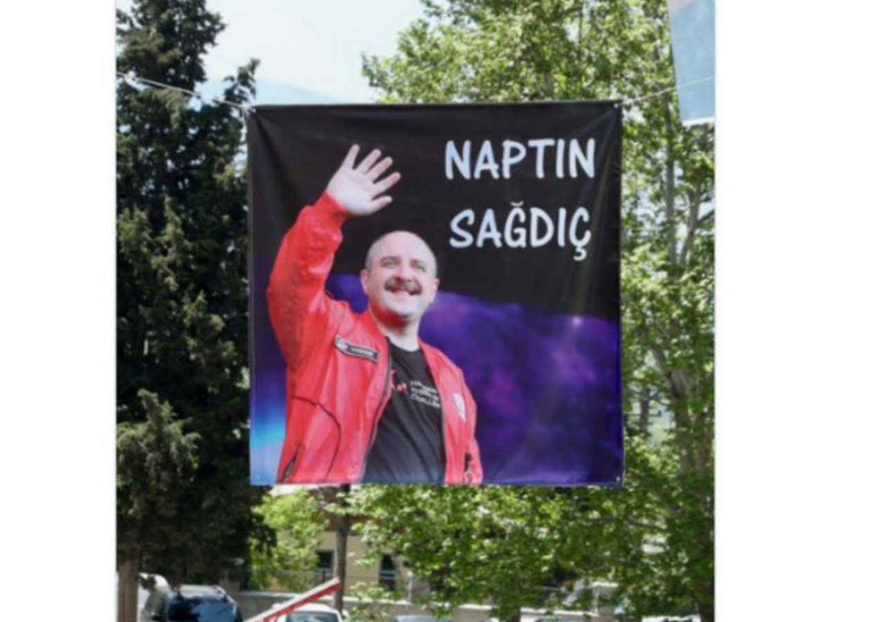 Bakan Varank, Bursa'da tozu dumana katıyor! 'Naptın sağdıç' afişine Bakan Varank'tan gülümseten cevap!