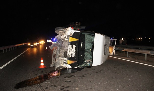Bariyerlere çarpan minibüs yan yattı: 18 yaralı...