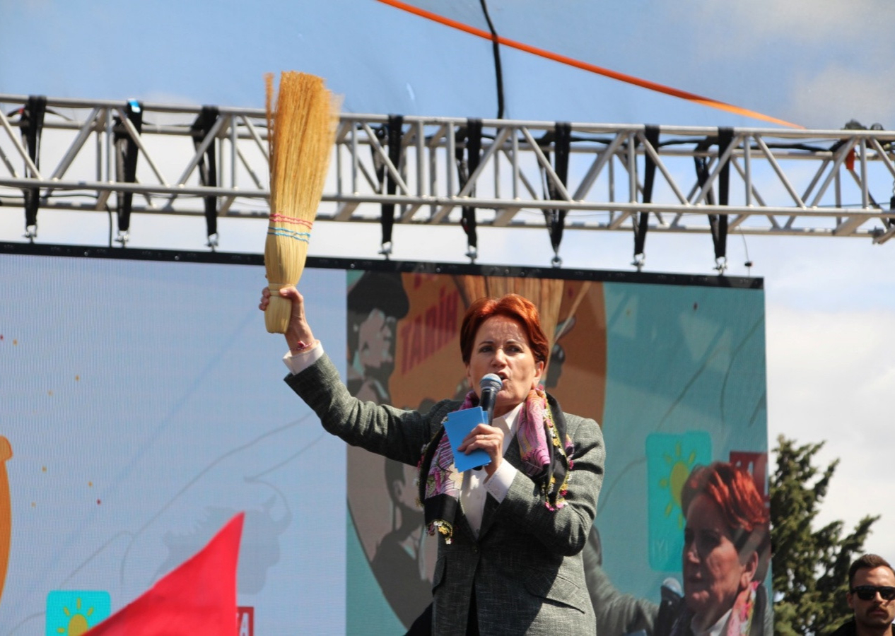 Süpürge sapıyla çirkin imalar: Akşener Çanakkale'de süpürgeyle sahneye çıktı, rezil cümleler kurdu!