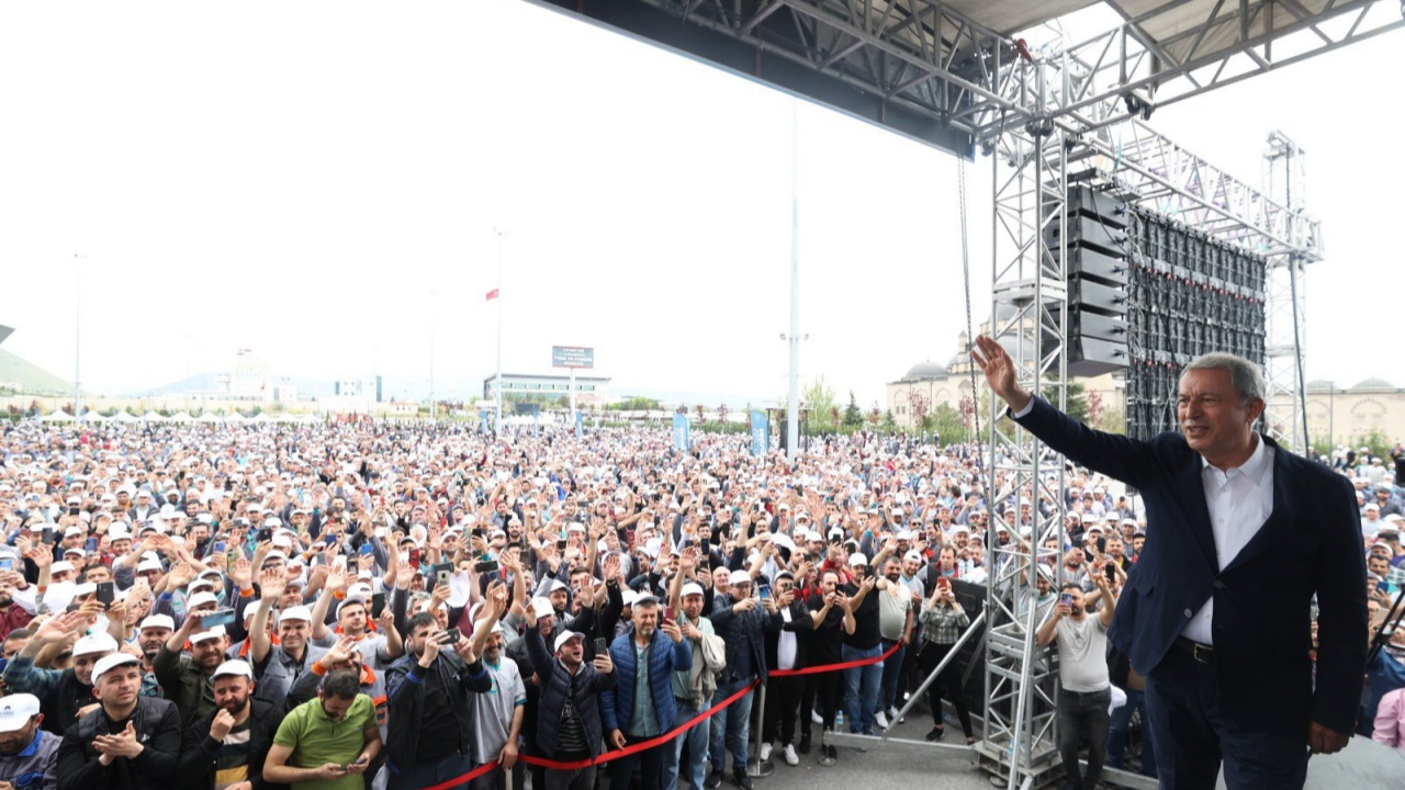 CHP ve İYİ Parti'nin mitingte toplayamadığı kalabalığı Hulusi Akar piknik alanında topladı! Bakan Akar'ı onbinler karşıladı