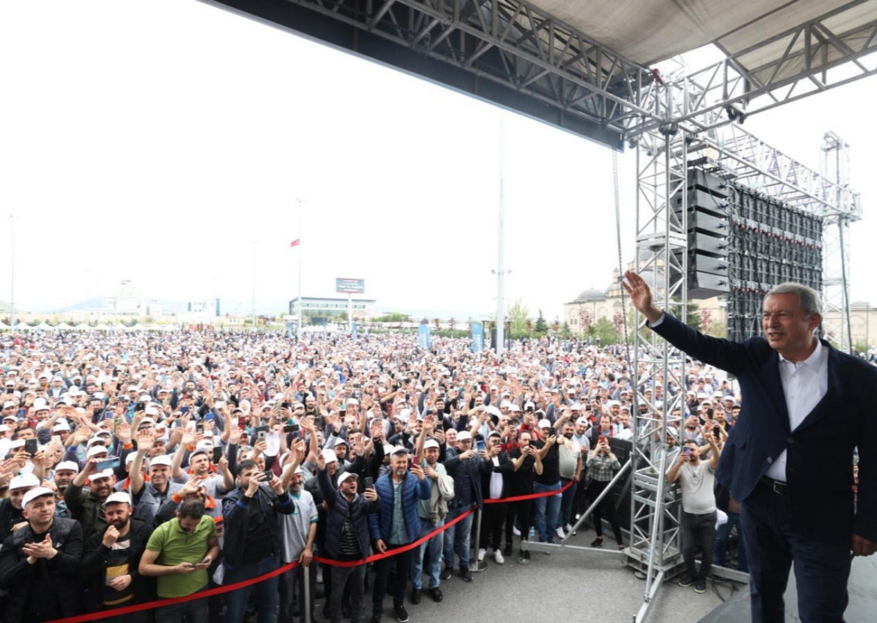 CHP ve İYİ Parti'nin mitingte toplayamadığı kalabalığı Hulusi Akar piknik alanında topladı! Bakan Akar'ı onbinler karşıladı