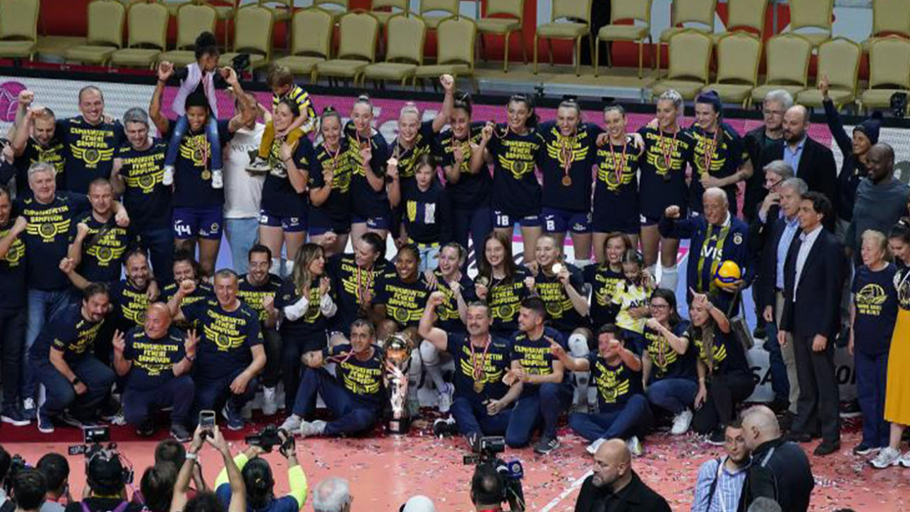 Fenerbahçe Kadın Voleybol Takımı, şampiyonluk kupasını kaldırdı