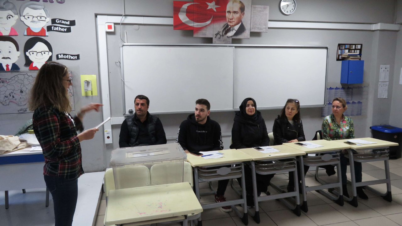 Sandık görevlileri 'sandık yemini' ederek göreve başladı
