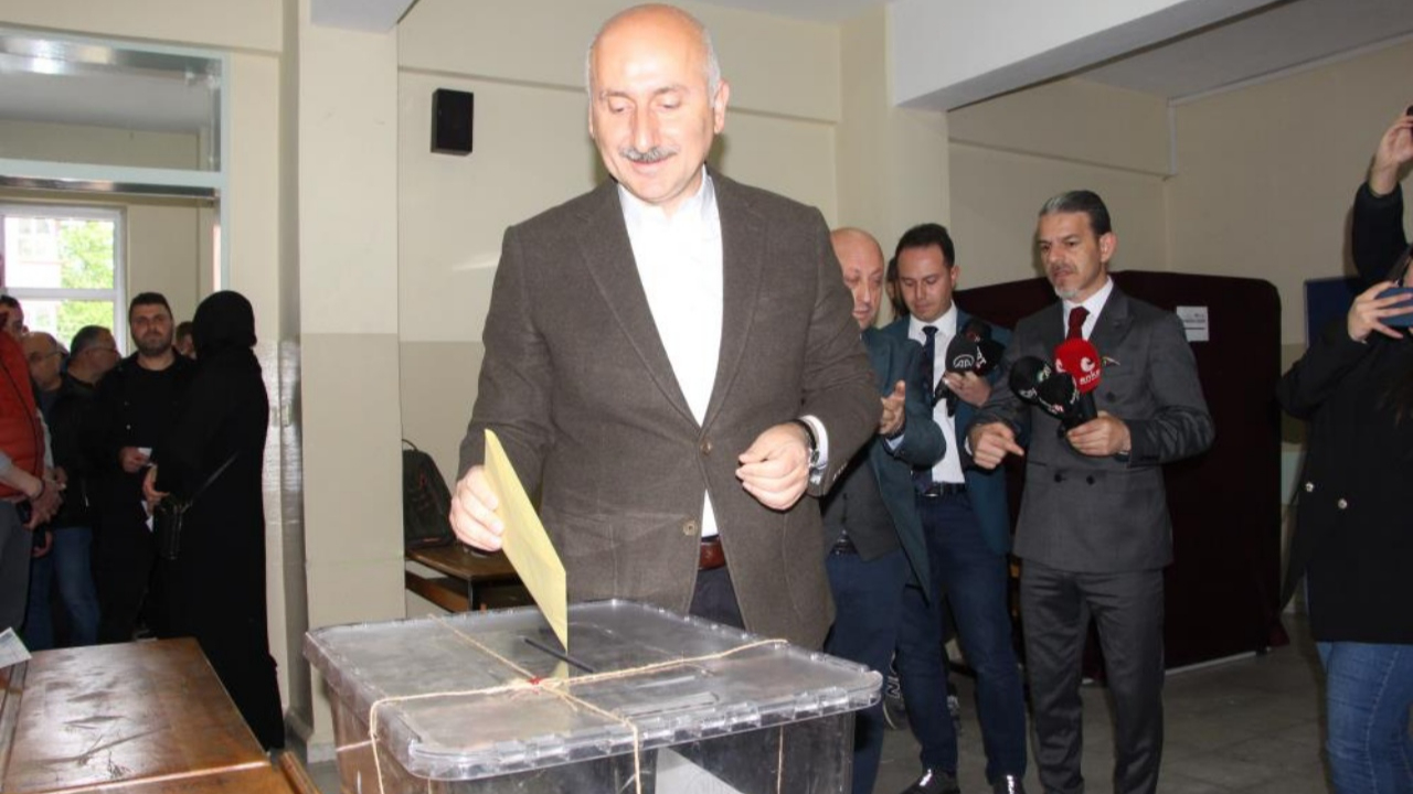 Bakan Karaismailoğlu Trabzon'da oyunu kullandı! Sandık demokrasinin vazgeçilmezi