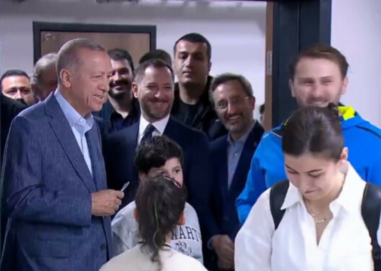 Gülümseten anlar: Oy verme işlemi sırasında Cumhurbaşkanı Erdoğan'ı fark etmeyen seçmenin şaşkınlığı