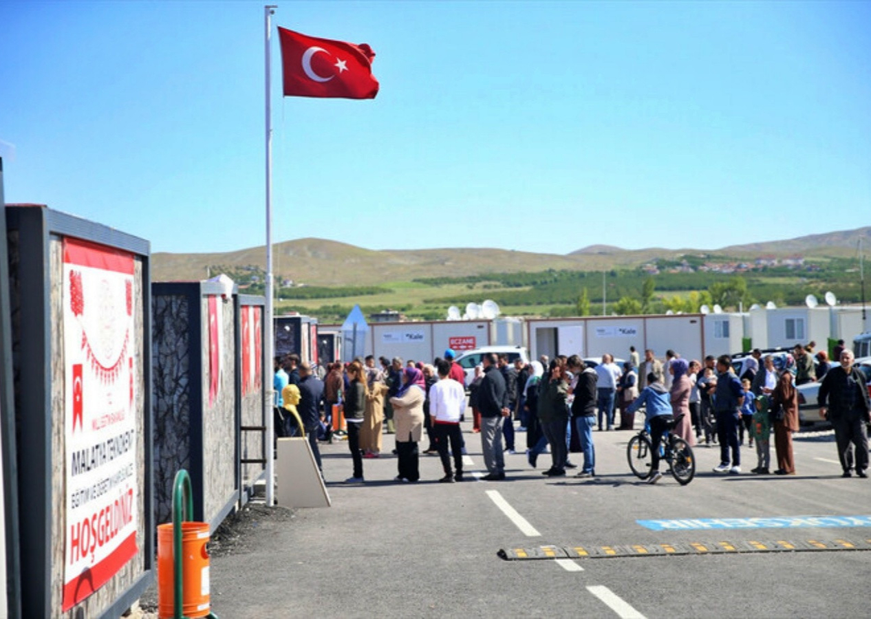 En buruk seçim: Deprem bölgelerinde vatandaşlar oylarını kullanıyor...