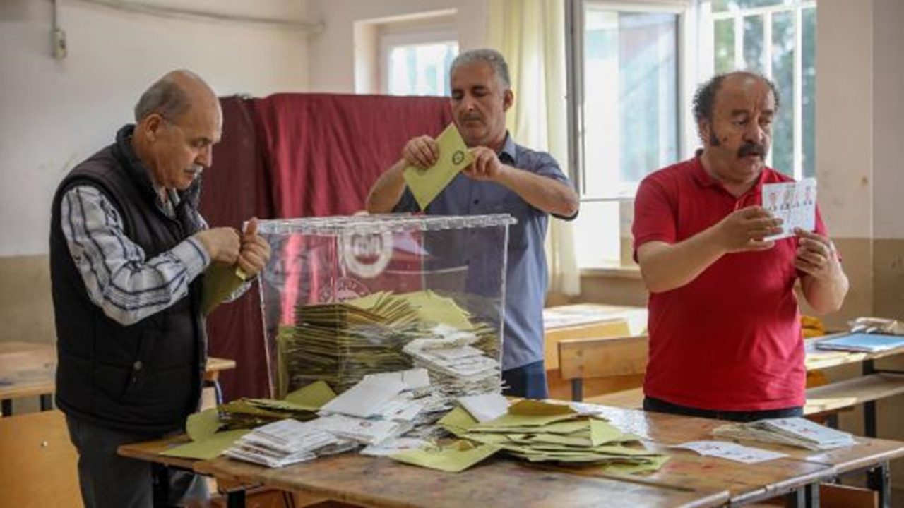 Antalya'da ilginç olay! Seçmenler zarfları kapatmak için yapıştırıcı kullandı