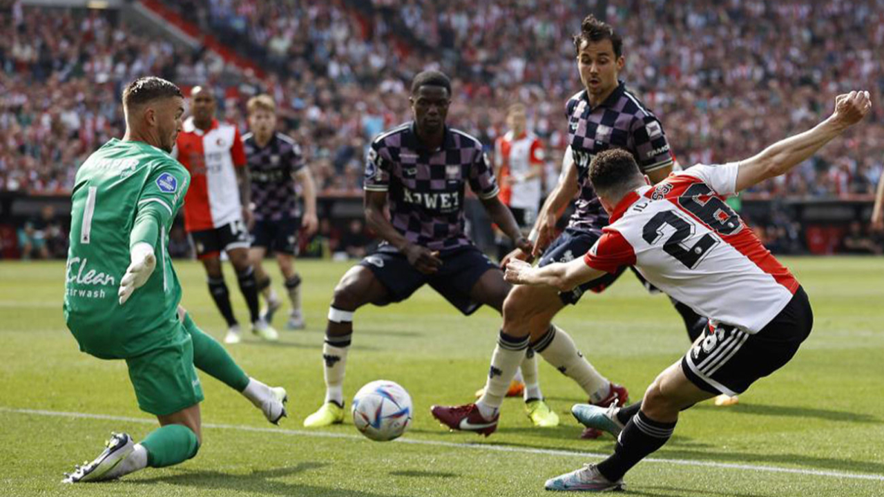 Hollanda'da ipi Feyenoord göğüsledi