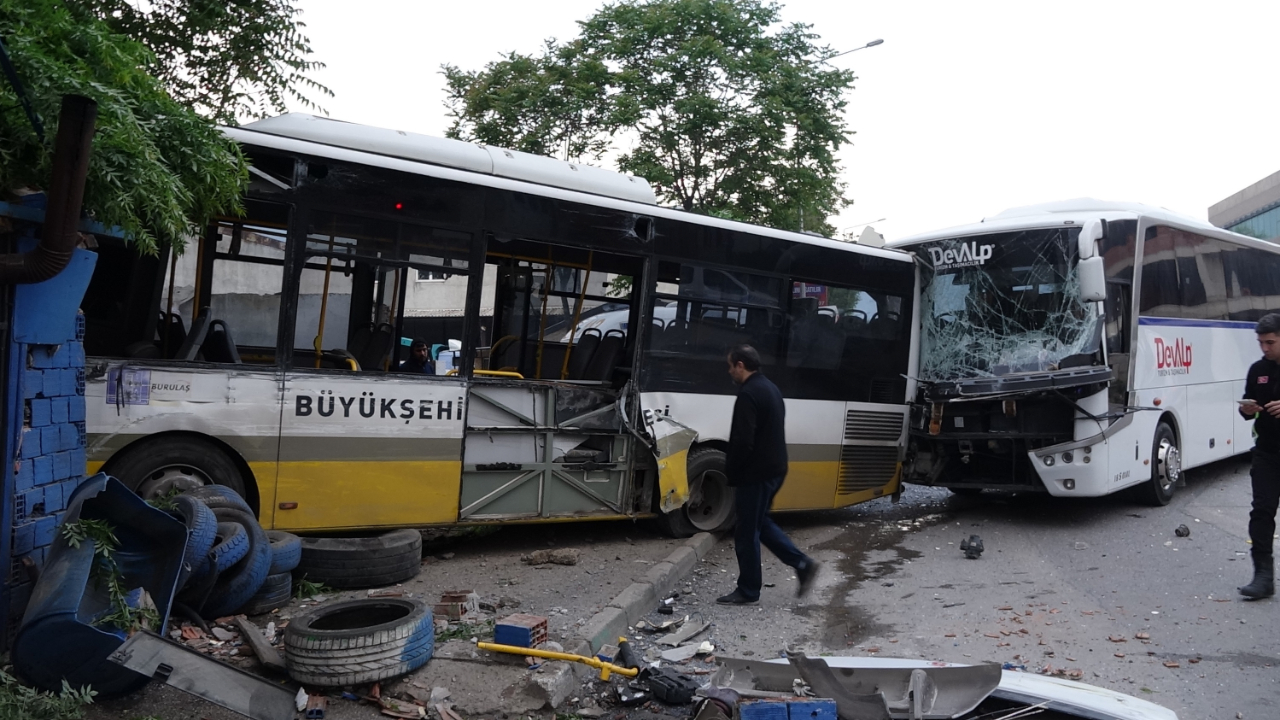 Servis otobüsüyle çarpışan halk otobüsü iş yerine girdi!