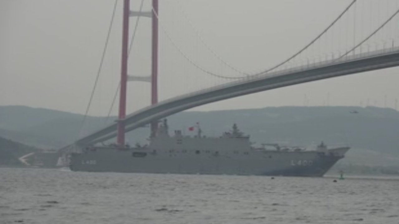 TCG Anadolu, Çanakkale Boğazı'ndan geçti