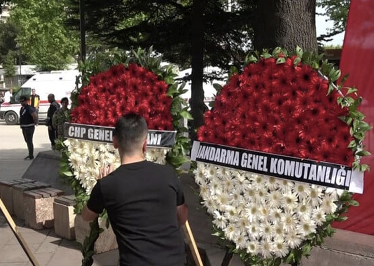 Şehit cenazesinde İYİ Parti ve CHP'ye tepki! Çelenkleri parçaladılar