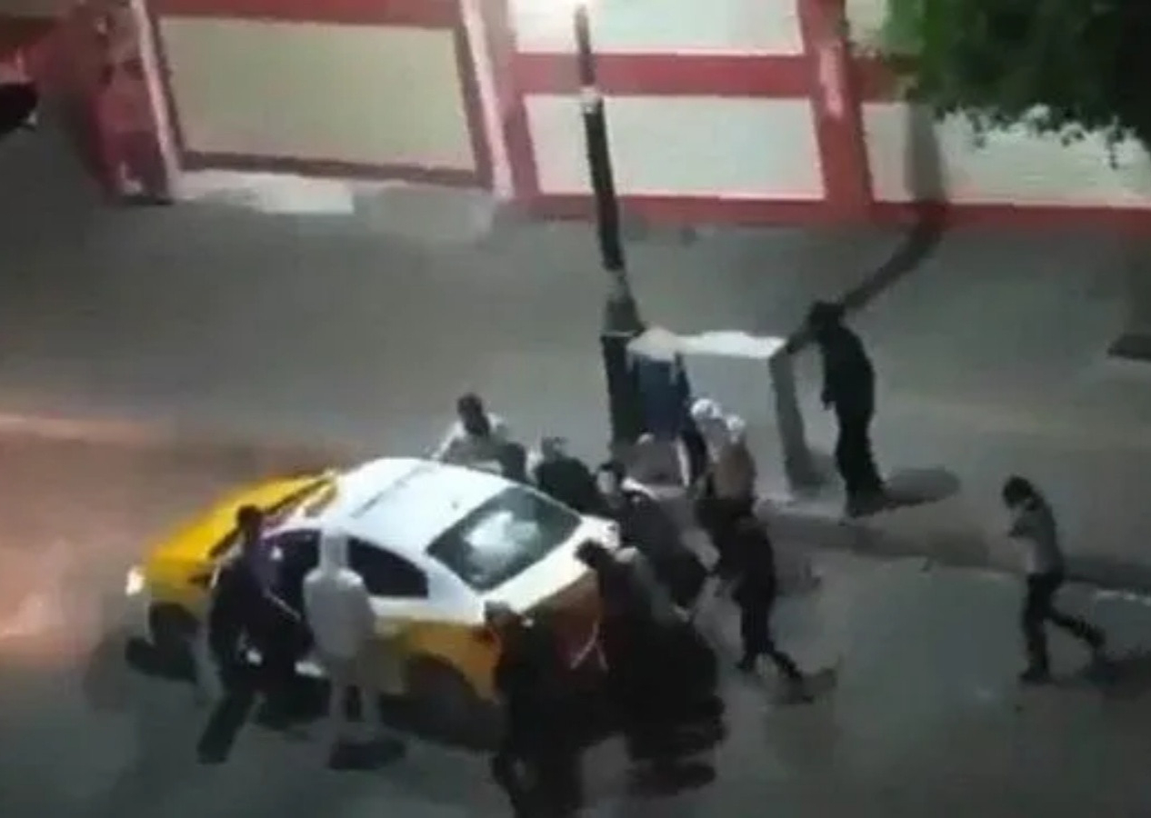 Şırnak Cizre'de HDP ve PKK yandaşlarından çirkin provokasyon! Türk bayraklarını indirip yol kestiler