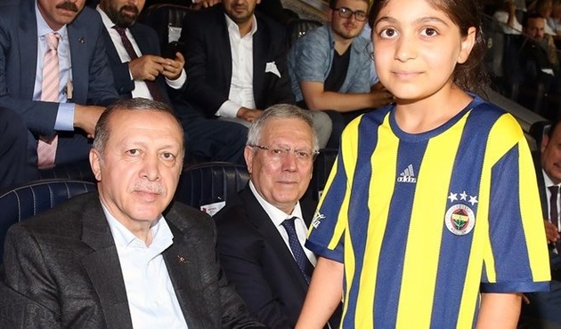 Aziz Yıldırım'dan Recep Tayyip Erdoğan'a forma jesti!