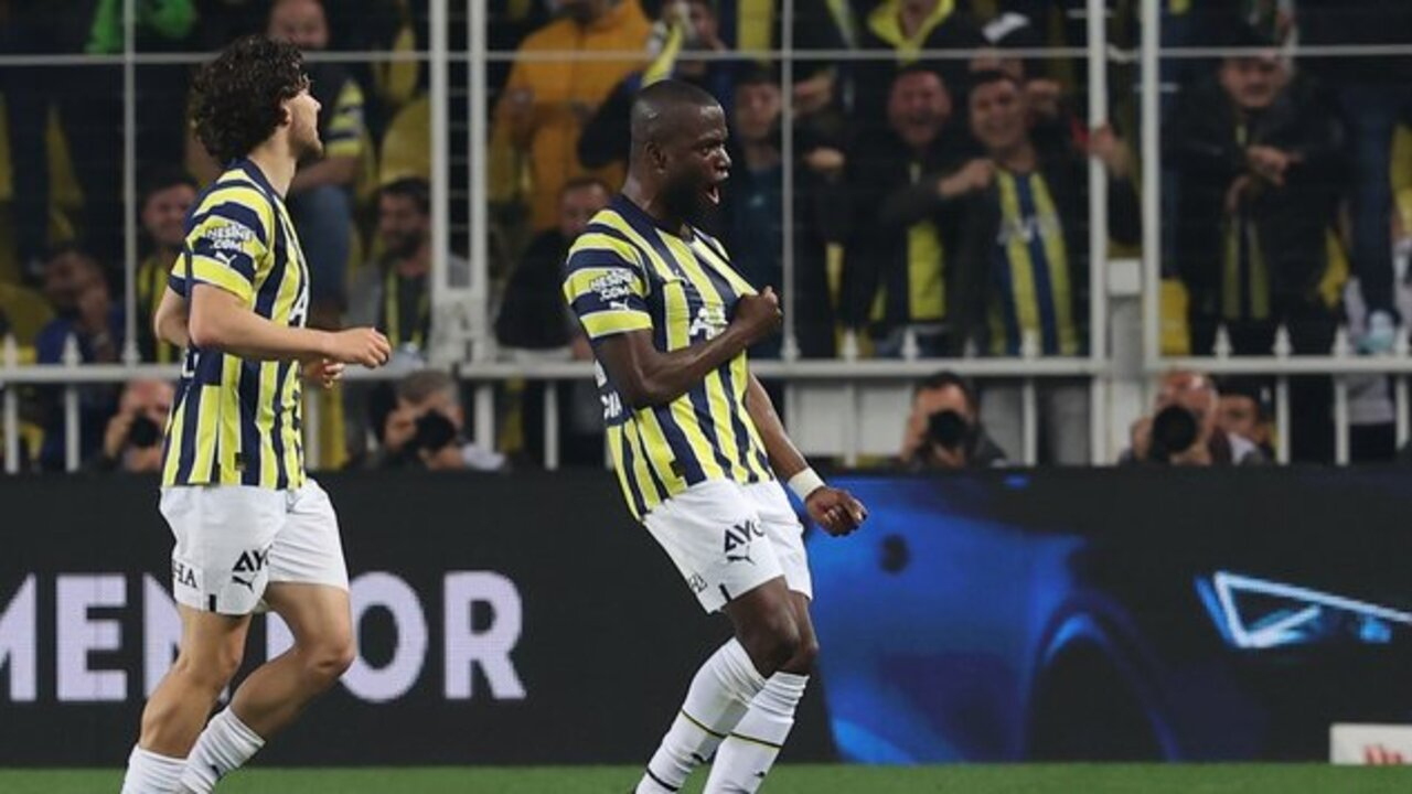 Fenerbahçe'de Enner Valencia, Alex de Souza’yı yakaladı!