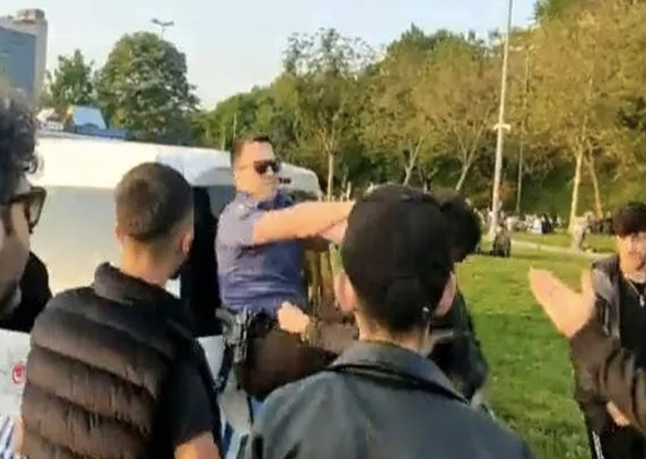 Polise yumruklu saldırı: Kadıköy'de skandal görüntüler!