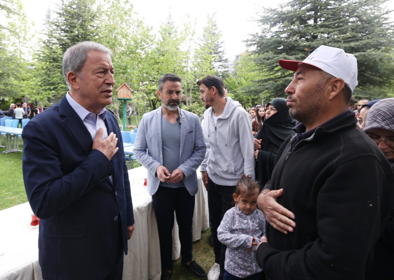 Depremzedelerin "Tekirdağ" korkusuna Bakan Akar'dan "başımızın tacısınız" yanıtı