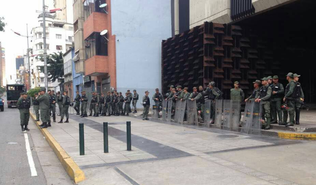 Venezuella'da kritik gelişmeler yaşanıyor! Asker başsavcılığı kuşattı...