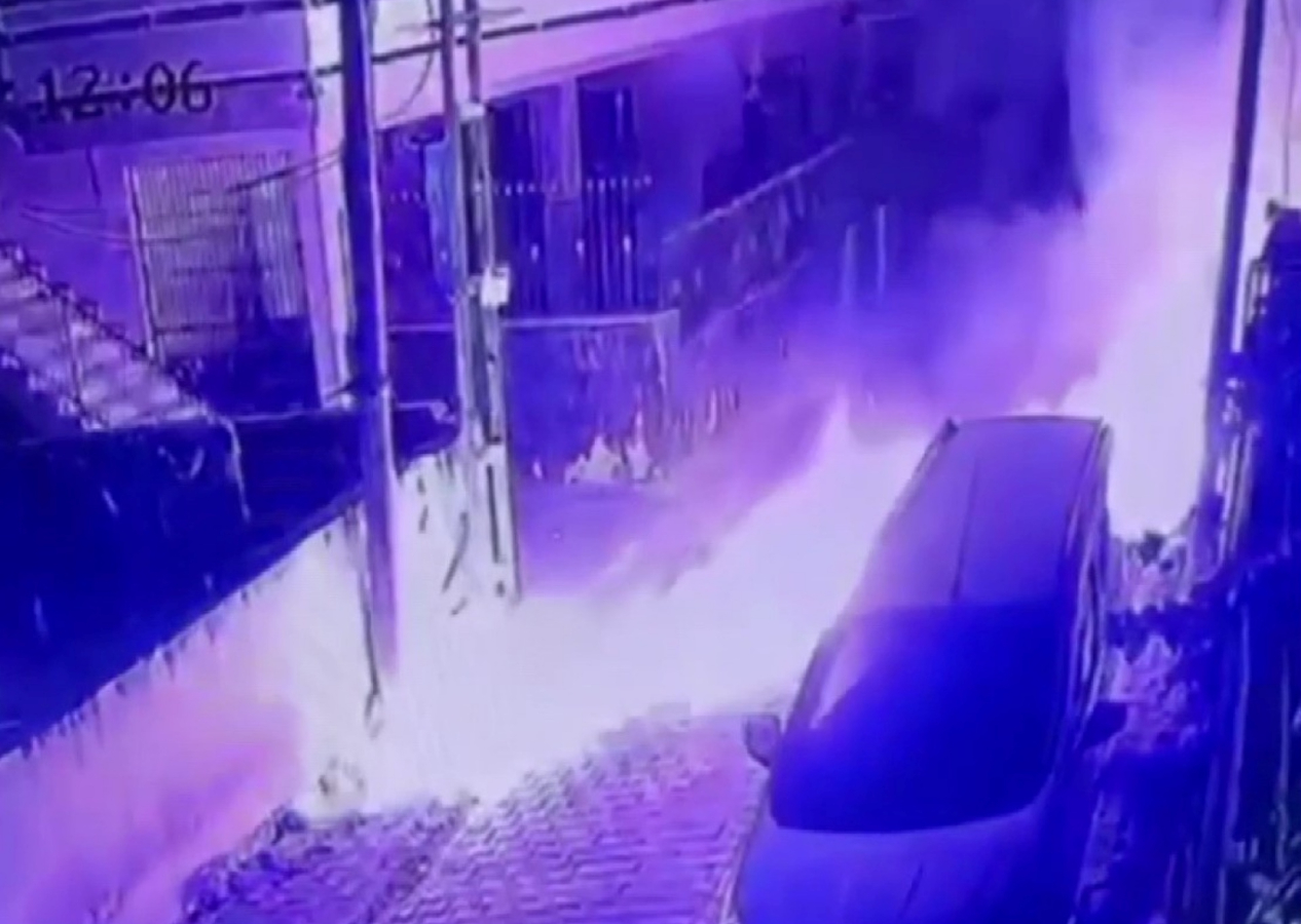 Alacağını alamadığı kişinin evine bomba attı! O anlar anbean kameralara yansıdı