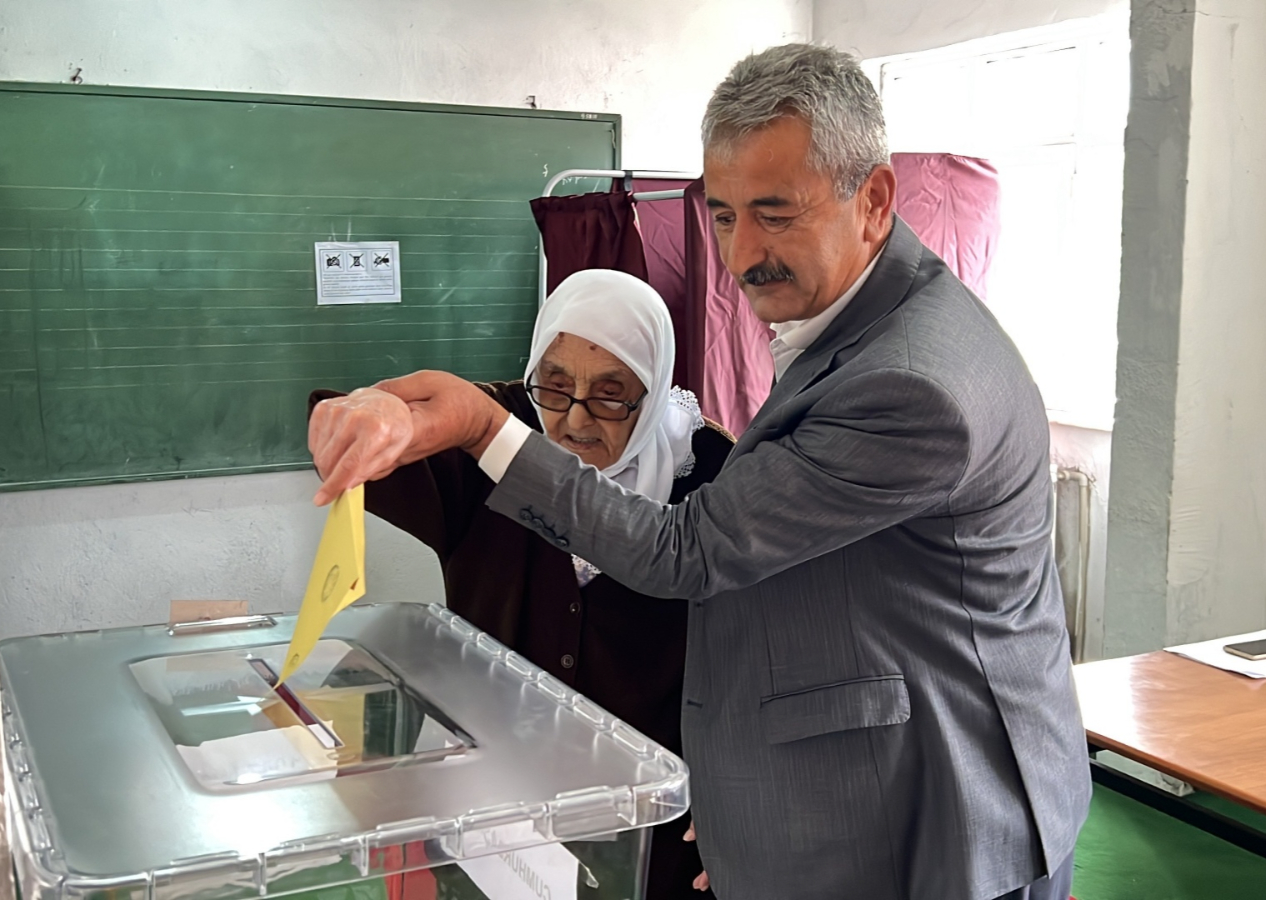 110 yaşındaki Safiye nine oyunu kullandı: Uzun süredir görüşmediği kardeşini sandıkta görünce göz yaşlarına hakim olamadı