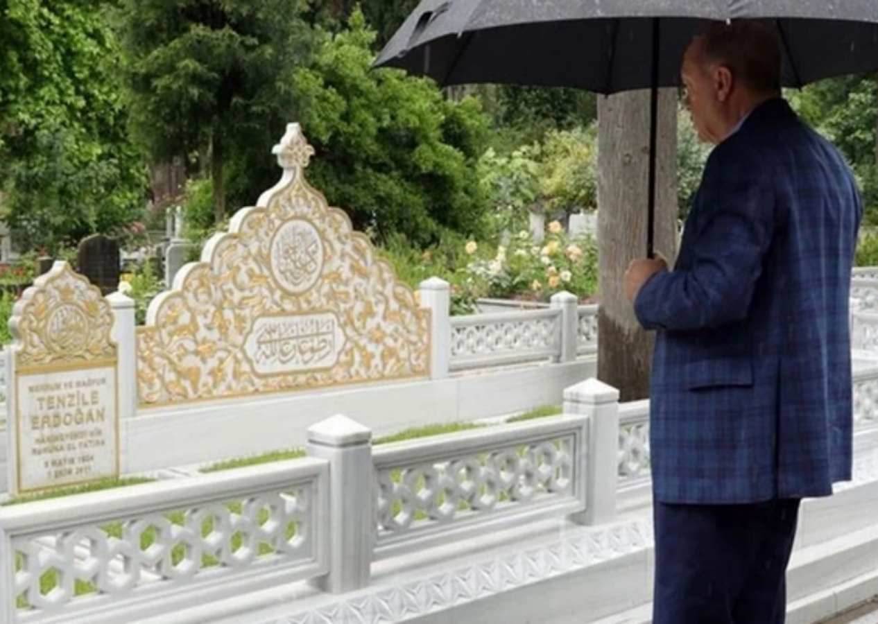 Cumhurbaşkanı Erdoğan oyunu kullandı, anne babasının kabrini ziyarete gitti