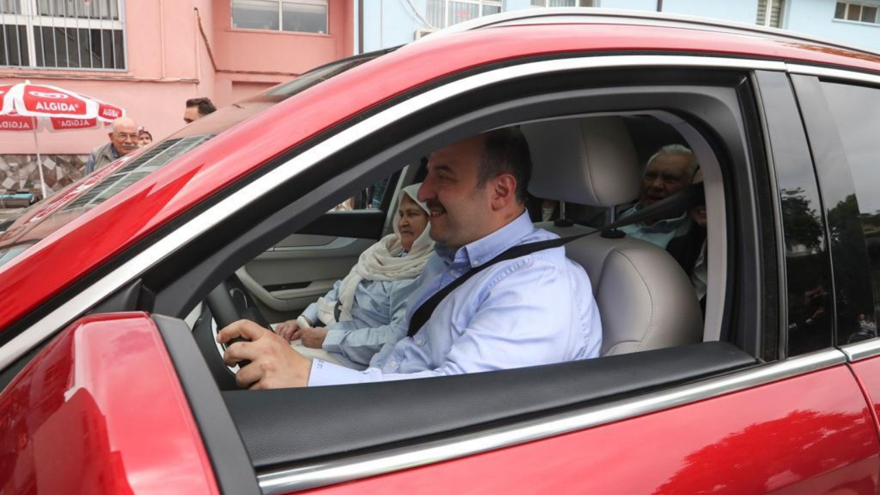Bakan Varank, yürümeye zorluk çeken 70 yaşındaki seçmeni Togg ile oy kullanacağı okula götürdü