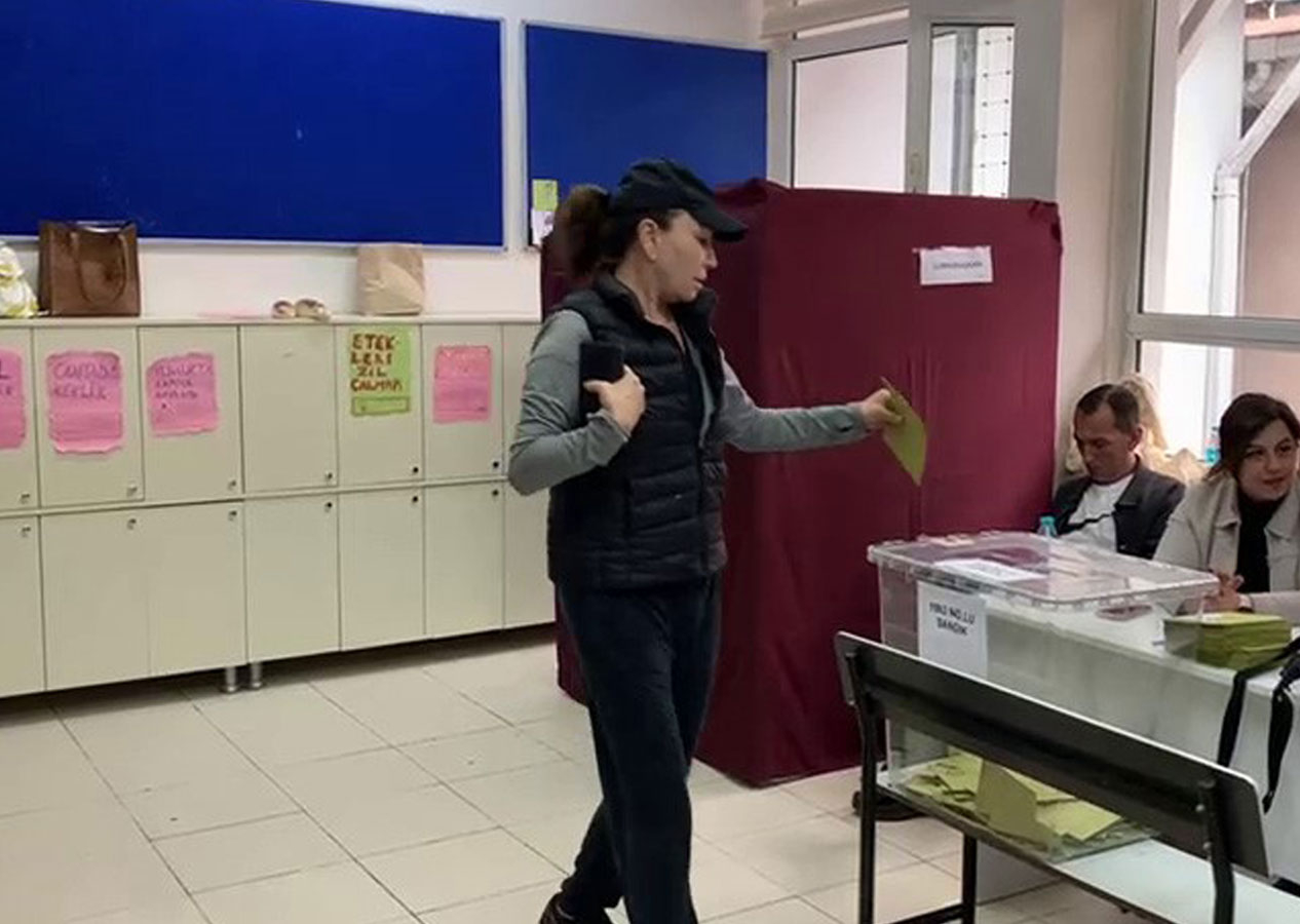 Demet Akbağ'dan basın mensuplarına sinirlenen kadına tepki