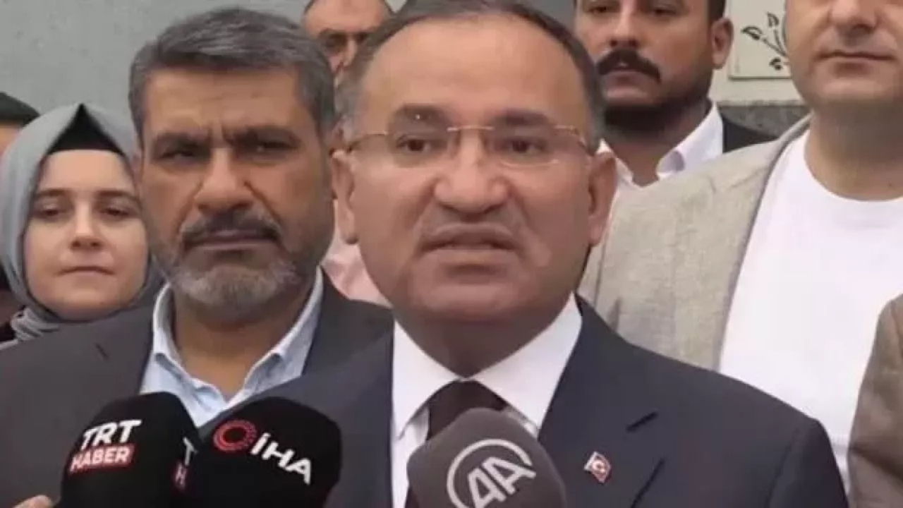 Adalet Bakanı Bekir Bozdağ, Şanlıurfa'da oyunu kullandı! "Milletimiz sandığına sahip çıkacaktır"