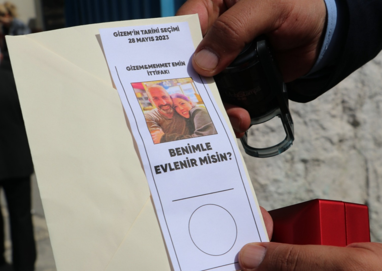 Sandık başında özel oy pusulası ile evlilik teklifi