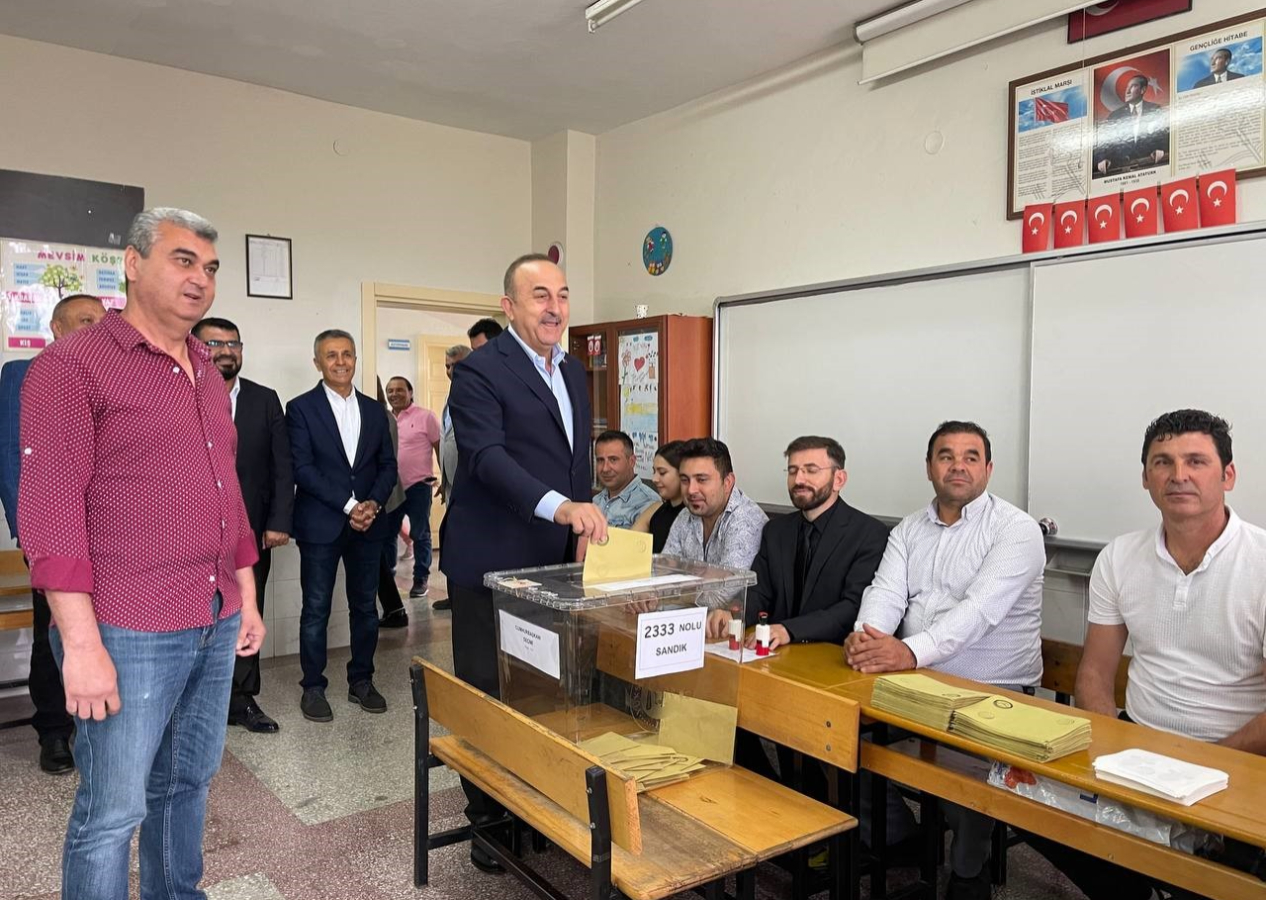 Dışişleri Bakanı Mevlüt Çavuşoğlu oyunu kullandı: "Türk milleti demokrasiye düşkündür"