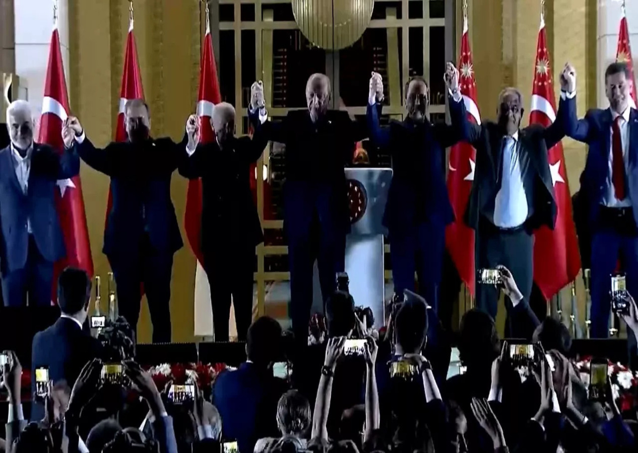 Seçim zaferi sonrası Cumhur İttifakı liderlerinden tarihi poz!