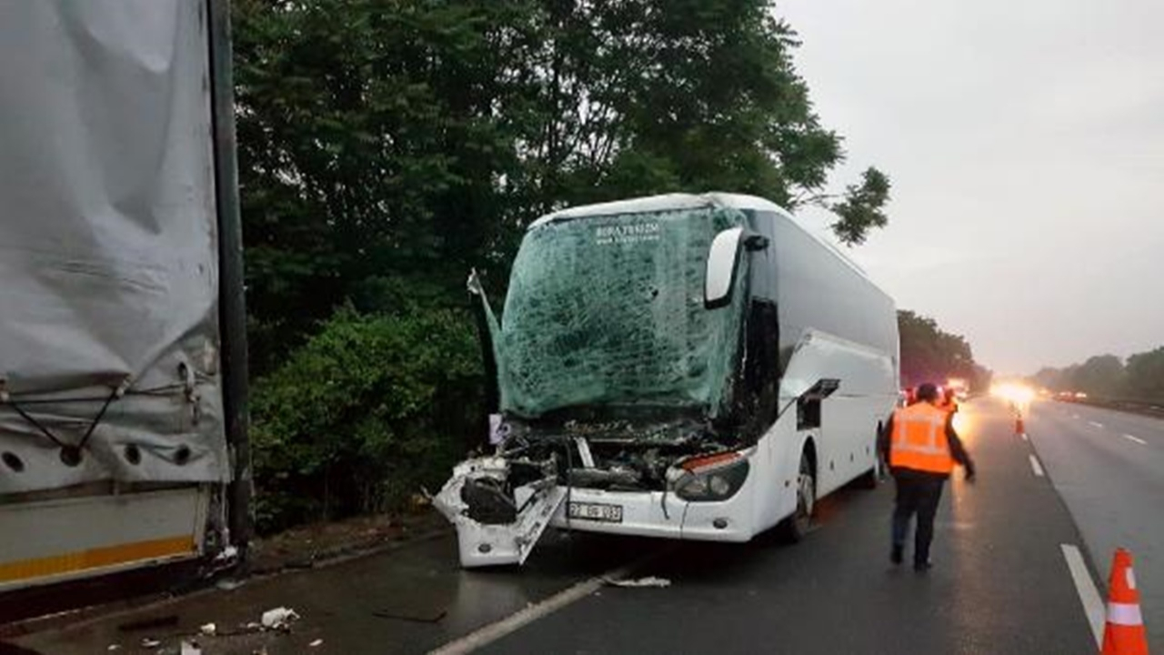 Oy kullanmak için Ordu'ya giden AK Parti seçmenlerini taşıyan otobüs TIR'a çarptı: 1'i ağır 22 yaralı