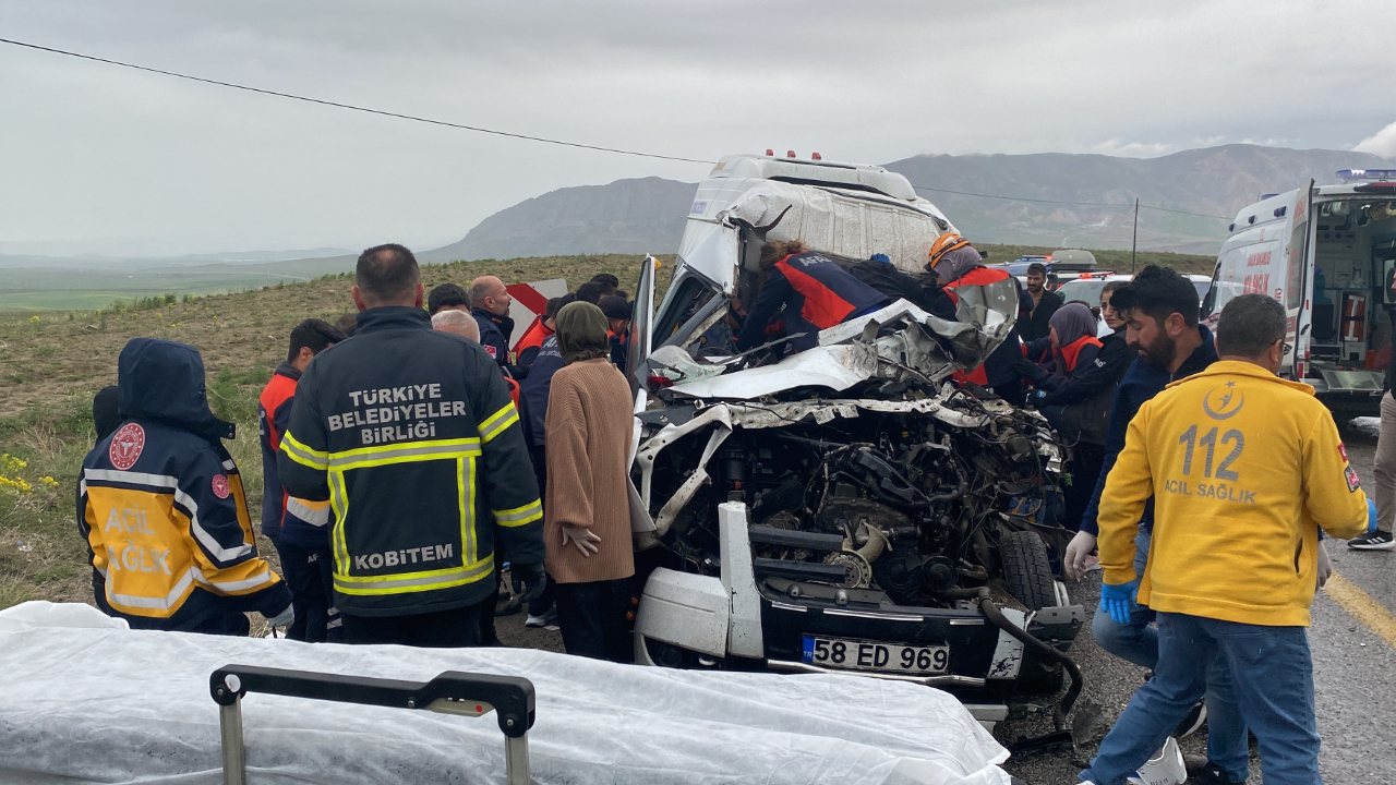 Minibüs ile TIR çarpıştı! Korkunç kazada ölü ve yaralılar var