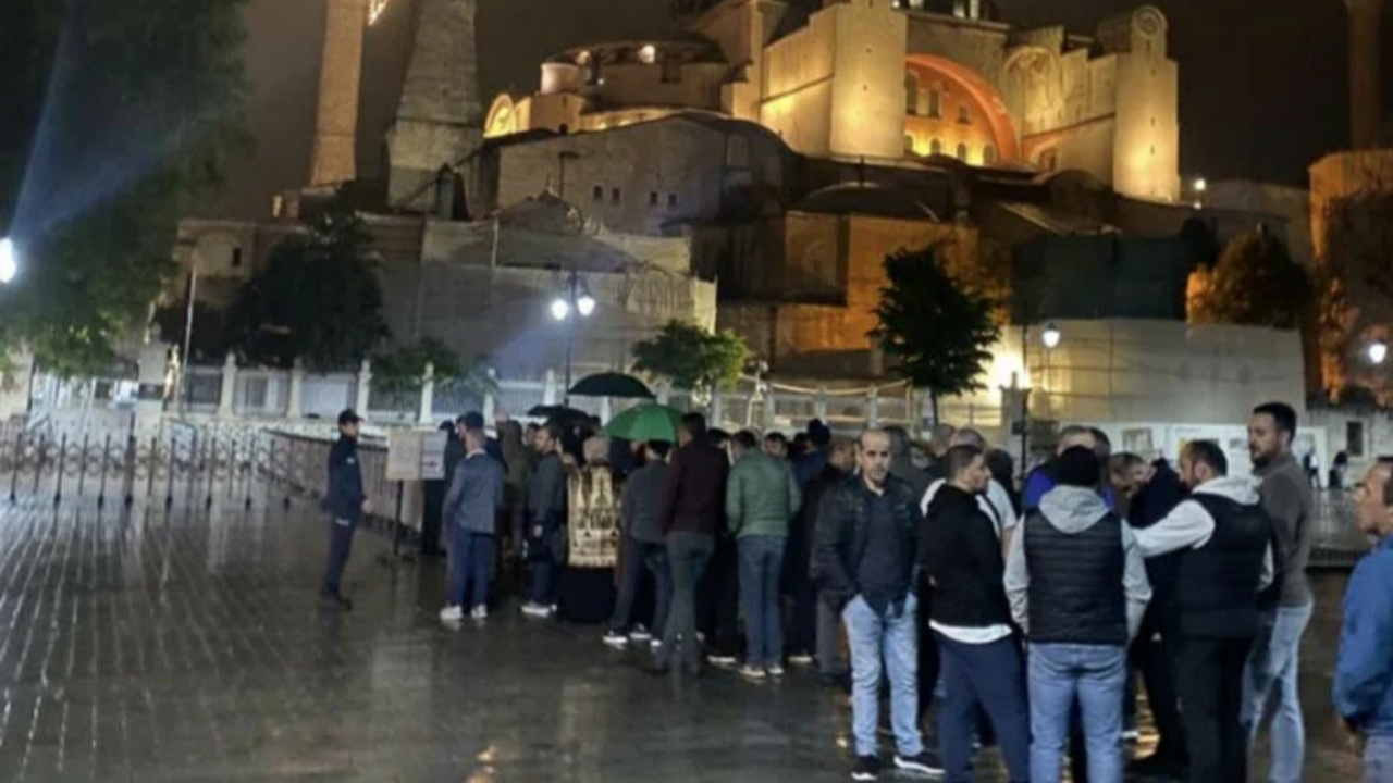 Cumhurbaşkanı Erdoğan'ın zaferi sonrası Ayasofya Camii'nde şükür namazı yoğunluğu...