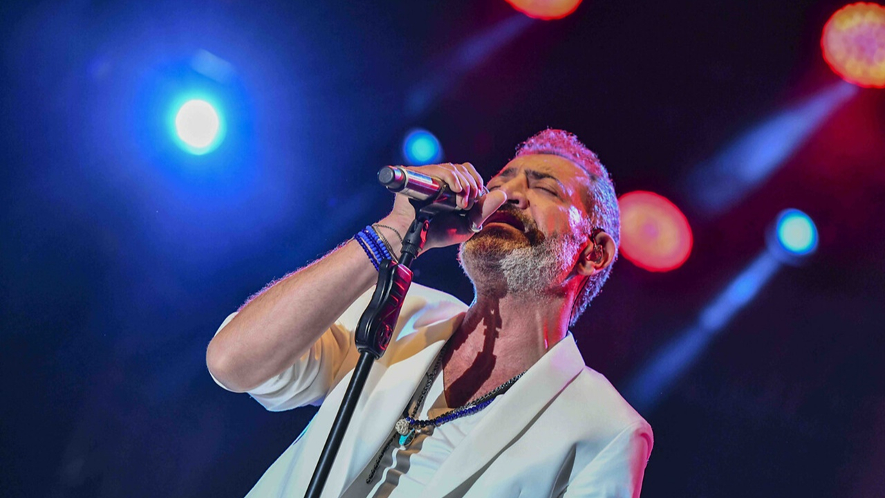 Hakan Altun, konserine ilk kez gelenlere seslendi: Kusura bakmayın bağımlılık yaparım