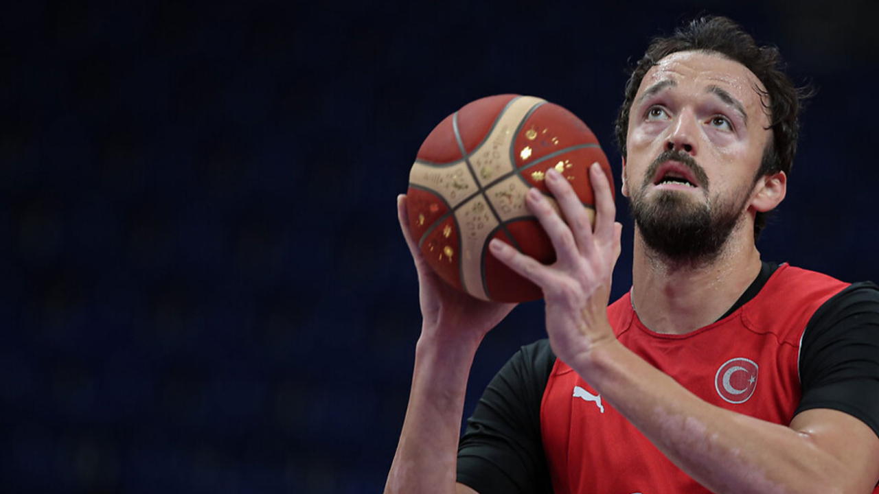 Milli basketbolcunun sokak ortasında saati çalındı