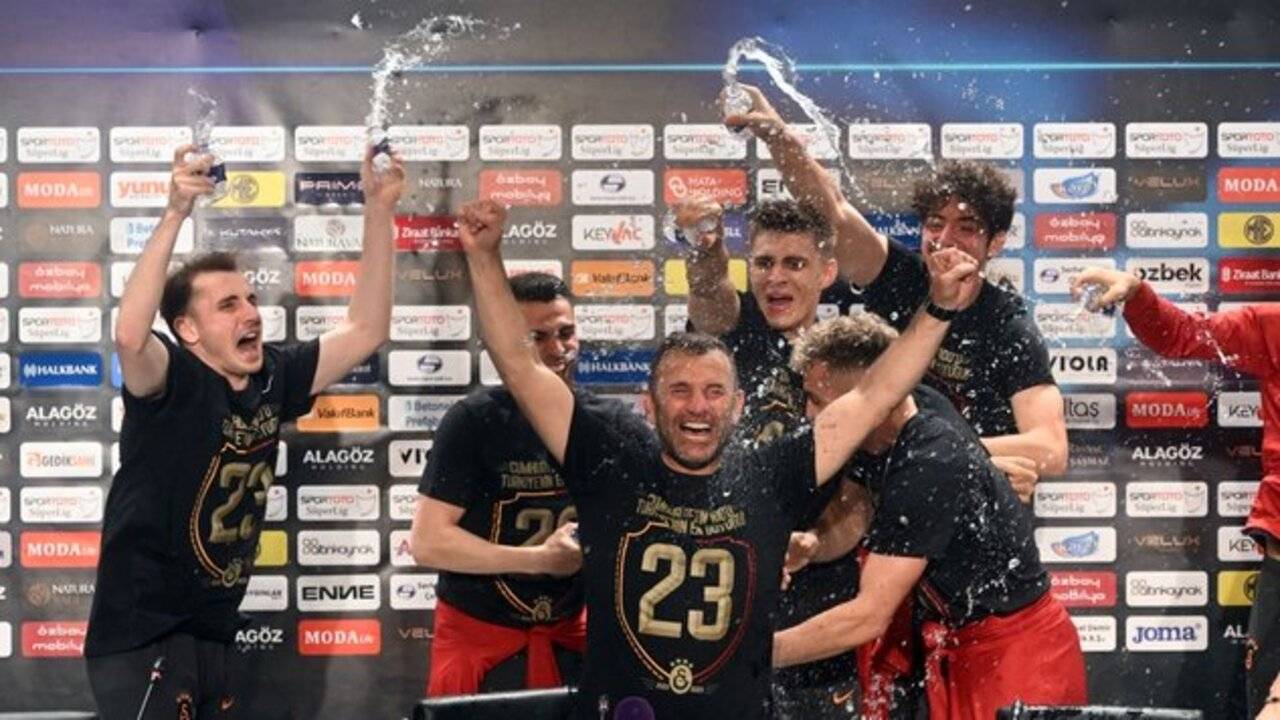 Galatasaraylı futbolculardan Okan Buruk'un basın toplantısına sulu baskın!