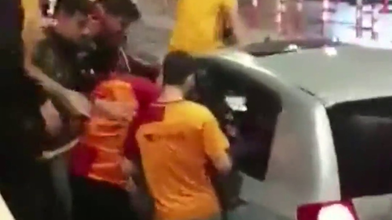 Galatasaray'ın şampiyonluk kutlamasında taraftarlar arasında döner bıçaklı, sopalı kavga