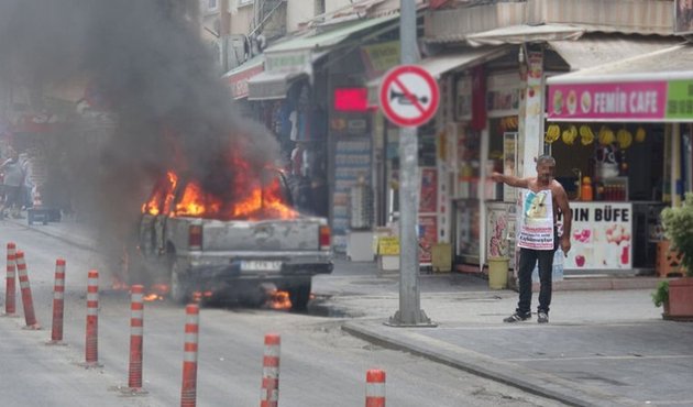 Annesinin Arabistan'da rehin tutulduğu söyleyip kamyonetini yaktı