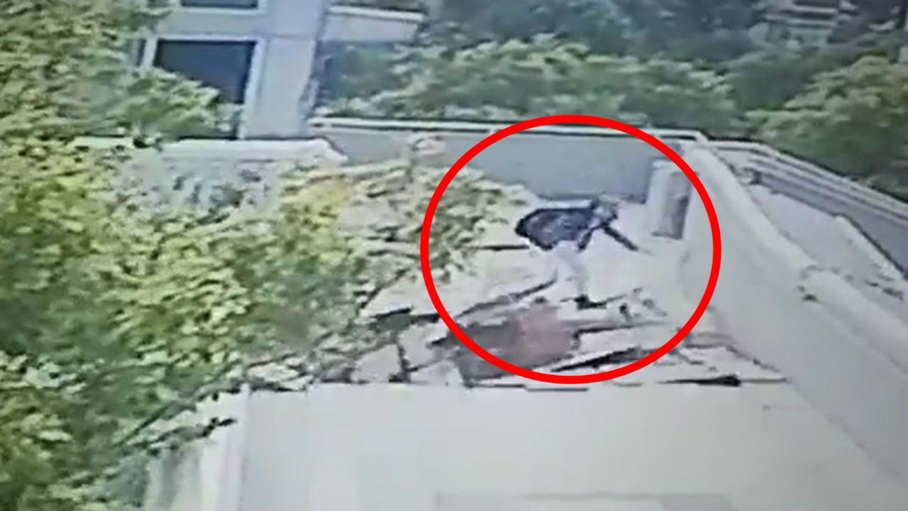 Korkunç kaza! Çocuğun geçtiği üst geçide çarpan vinç köprüyü yıktı