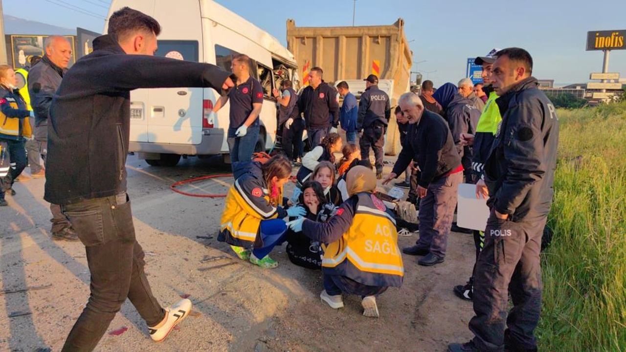 Bursa'da feci kaza! Sporcuları taşıyan minibüs hafriyat kamyonuna çarptı: 1 ölü, 16 yaralı