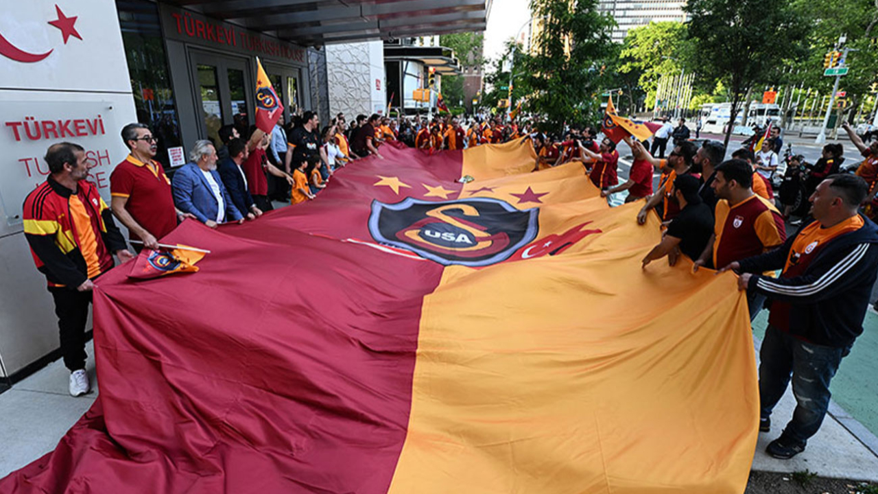New York'ta Galatasaray taraftarları şampiyonluğu kutladı