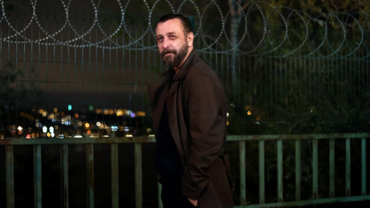 Nejat İşler, Aile dizisinin sezon finali yemeğine çelenk gönderdi!