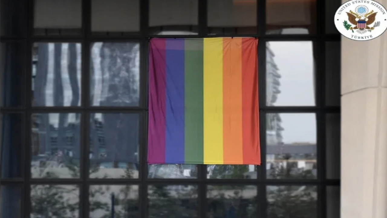 ABD Büyükelçiliğinden skandal hareket: LGBT bayrağı astılar!