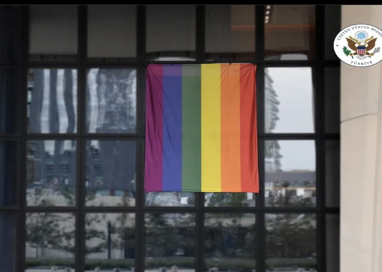ABD Büyükelçiliğinden skandal hareket: LGBT bayrağı astılar!