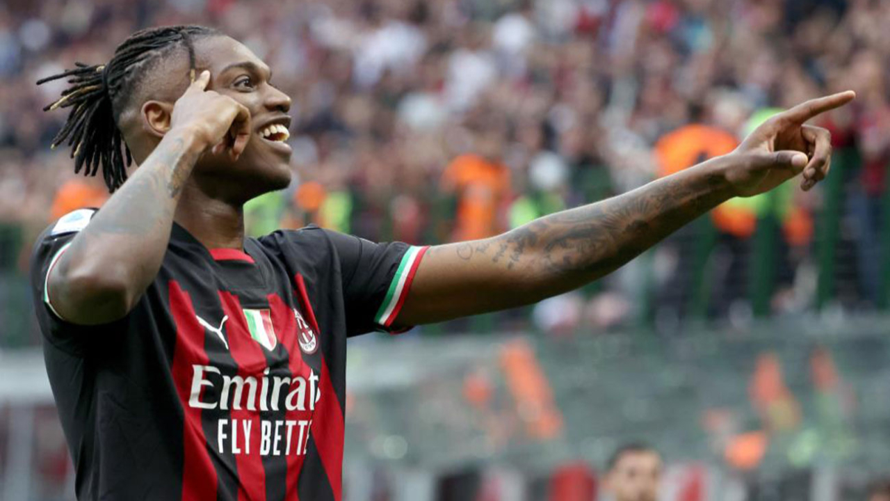 Son dakika Galatasaray Rafael Leao ile anlaşmaya vardı! Wilfried Zaha'dan sonra Fenerbahçe'ye dev bir çalım daha
